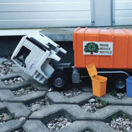 BRUDER 02772 MAN TGA Απορριμματοφόρο Οπίσθιας Φόρτωσης Πραγματική Δράση Καθαριότητας στο Παιχνίδι