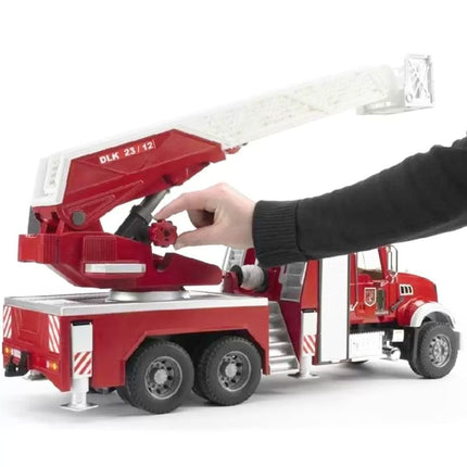 BRUDER 02821 MACK Granite με Σκάλα Πυροσβεστικό Όχημα με Πραγματική Αντλία Νερού Ρεαλιστικό Παιχνίδι Δράσης για Μικρούς Ήρωες