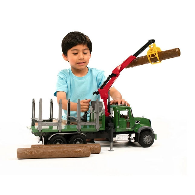 BRUDER 02824 MACK Granite Φορτηγό Μεταφοράς Ξυλείας με Γερανό & 3 Κορμούς Ρεαλιστική Εμπειρία Δασικών Εργασιών