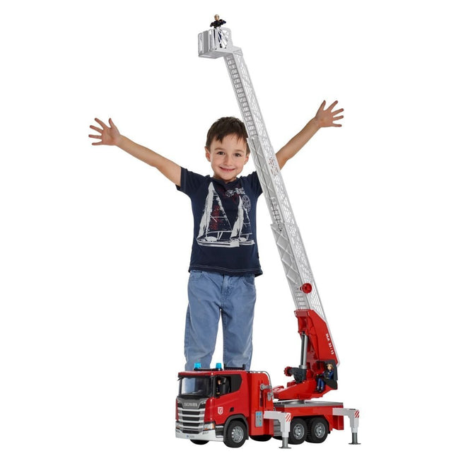 BRUDER 03591 Scania Super 560R Ρεαλιστικό Πυροσβεστικό Όχημα με Σκάλα, Αντλία Νερού & Ηχητικά/Φωτεινά Εφέ