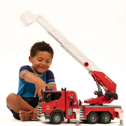 BRUDER 03591 Scania Super 560R Ρεαλιστικό Πυροσβεστικό Όχημα με Σκάλα, Αντλία Νερού & Ηχητικά/Φωτεινά Εφέ