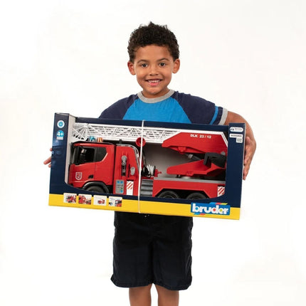 BRUDER 03591 Scania Super 560R Ρεαλιστικό Πυροσβεστικό Όχημα με Σκάλα, Αντλία Νερού & Ηχητικά/Φωτεινά Εφέ