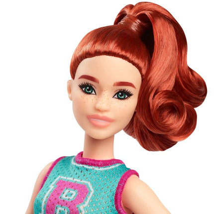 Mattel Barbie Fashionistas 232 Κούκλα Cheerleader με Κόκκινα Μαλλιά, Αθλητική Μπλούζα & Μωβ Πλισέ Φούστα HYT90, 3+ Ετών