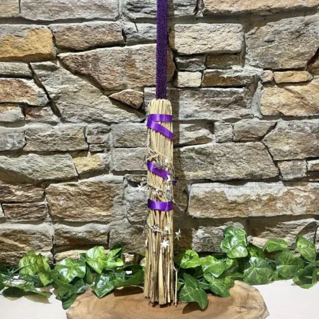 Αποκριάτικη Σκούπα Μάγισσας 66cm με Μωβ Κορδέλα