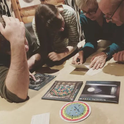 Think Fun 07352 Logic Game Escape the Room Retreat