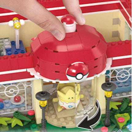 Mega Pokémon Forest Pokémon Center Σετ Κατασκευής 648 Κομματιών με Κινούμενο Κέντρο Pokémon HNT93 8+ Ετών