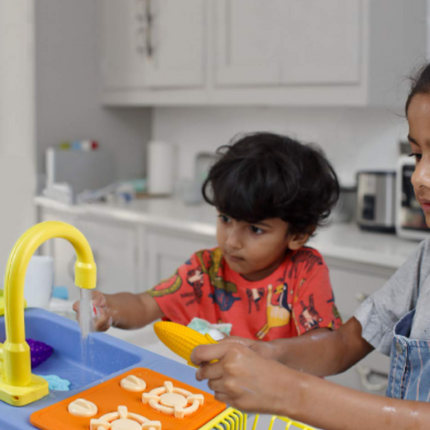 Σετ Παιδικός Ρεαλιστικός Νεροχύτης με Ηλεκτρική Βρύση 180°, Κυκλοφορία Νερού & 18 Αξεσουάρ για Δημιουργικό Παιχνίδι