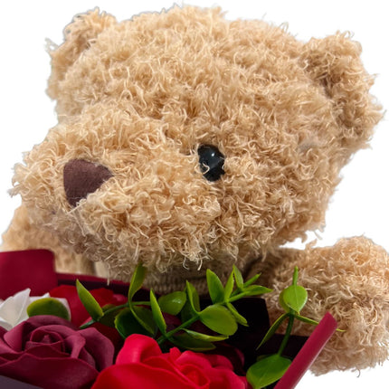 Λούτρινο Αρκουδάκι με Ανθοδέσμη Τριαντάφυλλων σε Κουτί Δώρου