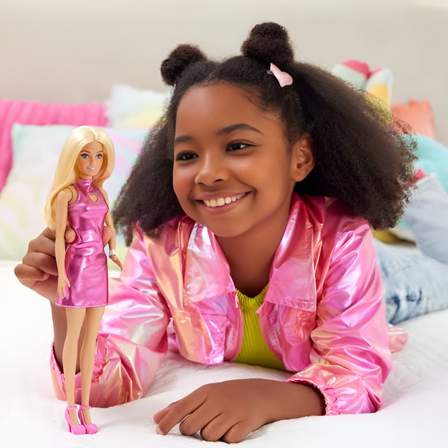 Mattel Barbie Fashionistas 230 Κούκλα με Μεταλλικό Ροζ Φόρεμα & Σχέδιο Καρδιάς HYT88, 3+ Ετών