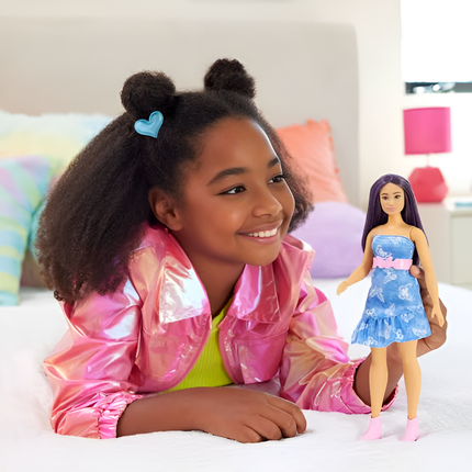 Mattel Barbie Fashionistas 231 Κούκλα με Μωβ Μαλλιά, Τζιν Φόρεμα με Πεταλούδες & Ροζ Αξεσουάρ HYT89, 3+ Ετών