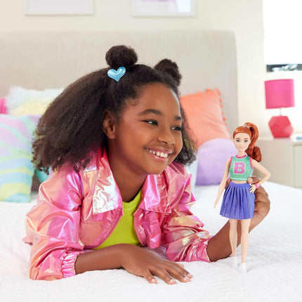 Mattel Barbie Fashionistas 232 Κούκλα Cheerleader με Κόκκινα Μαλλιά, Αθλητική Μπλούζα & Μωβ Πλισέ Φούστα HYT90, 3+ Ετών