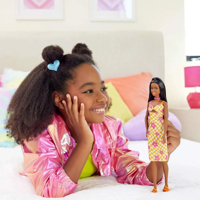 Mattel Barbie Fashionistas 233 Κούκλα με Ροζ-Πορτοκαλί Φλοράλ Φόρεμα HYT91, 3+ Ετών
