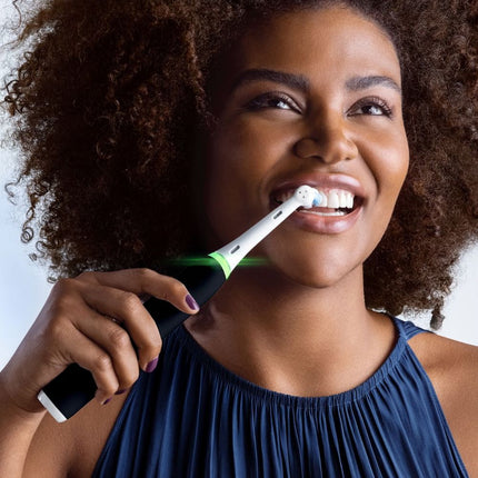 ORAL-B iO3 DUO Ηλεκτρική Οδοντόβουρτσα Μαύρο &amp; Μπλε με Αισθητήρα Πίεσης και Θήκη Ταξιδίου (2 Τεμάχια)