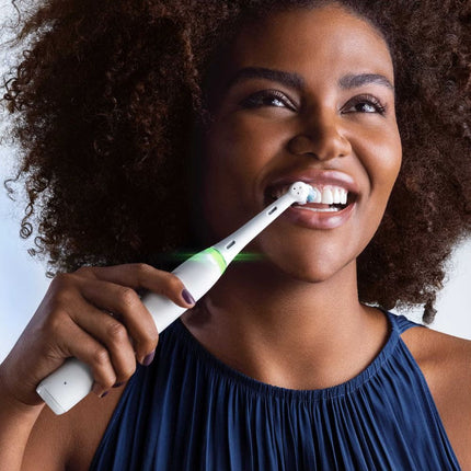 ORAL-B iO4 Ηλεκτρική Οδοντόβουρτσα Λευκή με 4 Λειτουργίες Καθαρισμού και Θήκη Ταξιδίου