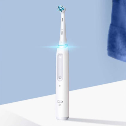 ORAL-B iO4 Ηλεκτρική Οδοντόβουρτσα Λευκή με 4 Λειτουργίες Καθαρισμού και Θήκη Ταξιδίου