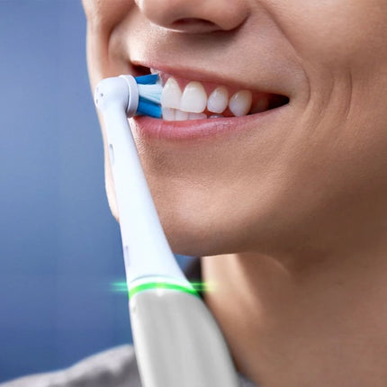 ORAL-B iO7 Άσπρη Ηλεκτρική Οδοντόβουρτσα με 5 Τρόπους Βουρτσίσματος