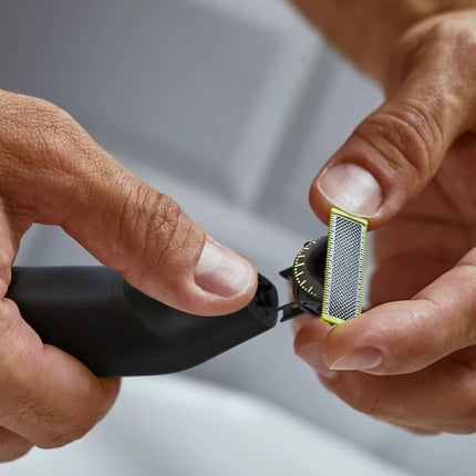 PHILIPS OneBlade Pro 360 Επαναφορτιζόμενη Κουρευτική Μηχανή με Λεπίδα 360°, Χτενάκι ακριβείας 14 θέσεων 0.4 -10 mm, Wet & Dry Χρήση & έως 90 Λεπτά Χρόνο Λειτουργίας QP6541/15