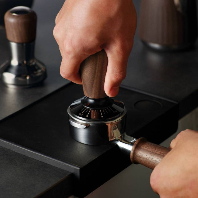 SAGE Tamper Καφέ 54mm με Ρύθμιση Πίεσης 7–10kg & Αυτόματη Εξισορρόπηση με Λαβή Καρυδιάς SEA202WLW0ZEU1