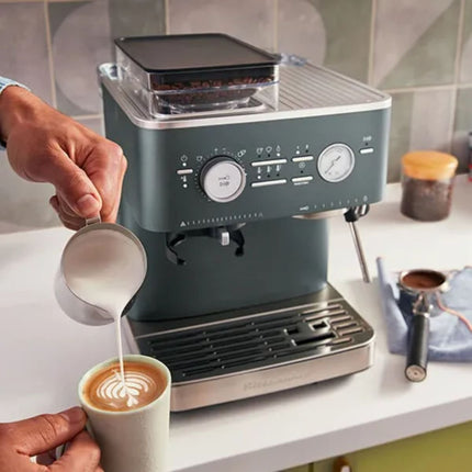 KitchenAid Ημιαυτόματη Μηχανή Espresso 15bar με Ενσωματωμένο Μύλο και Αντλία 5KES6551BJP Juniper