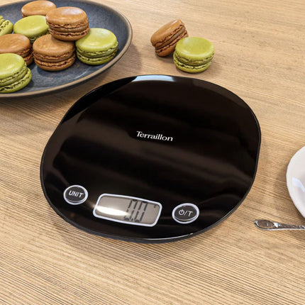Terraillon Macaron+ Intense Black Ηλεκτρονική Ζυγαριά Κουζίνας με Ακρίβεια Γραμμαρίου, Οθόνη LCD, Γαλλικό Design και Ζύγιση έως 5 kg 15249 Μαύρο